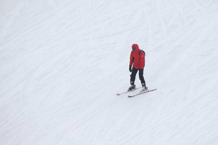 <p>Türkiye'nin önemli kış turizm merkezlerinden, toplam 70 kilometre pist uzunluğuna sahip Palandöken Kayak Merkezi, misafirlerine gece ve gündüz kesintisiz kayak yapma imkanı sunuyor.Kış turizminin vazgeçilmezi olan kayak sporunun yapıldığı, devlet ve özel sektör iş birliğiyle kurulan tesisler, hem yerli hem de yabancı turistlerden ilgi görüyor.</p>
