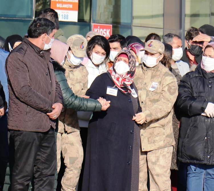 <p>Şehidin annesi Sadiye Özbey törende güçlükle ayakta dururken, babası ise tabutun başından ayrılmadı.<br />
 </p>
