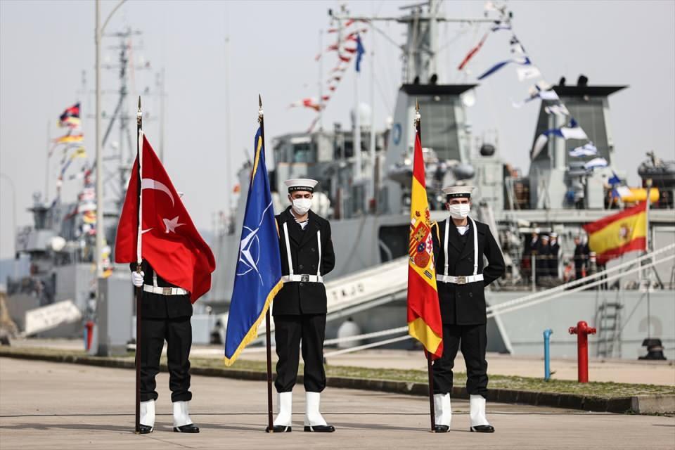 <p>NATO'nun Akdeniz ve Karadeniz'deki mayın harbine yönelik deniz harekat ve eğitim faaliyetlerinden sorumlu NATO Daimi Mayın Karşı Tedbirleri Deniz Görev Grubu-2'nin (SNMCMG-2) komutası İspanya'dan Türkiye'ye geçti.</p>

<p> </p>
