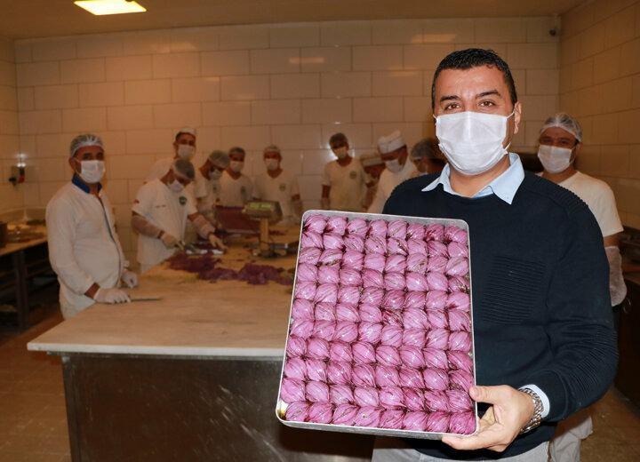 <p>Mor baklavanın sağlığa faydalı olduğunu söyleyen Mehmet Tekin, “Adana’da şu anda mor baklavayı sadece biz üretiyoruz. Ürünümüz sağlıklı olduğu için Türkiye’nin her ilinden bu baklavamıza talepler var. Midye tatlısı, baklavalarımızı mor undan yapabiliyoruz. </p>