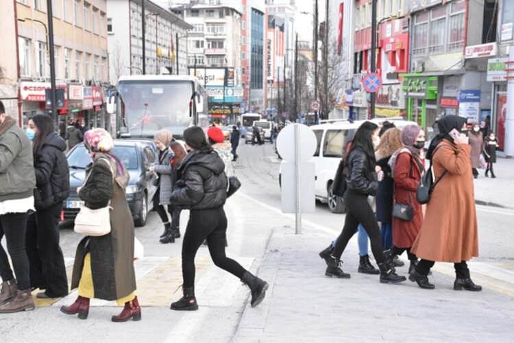 <p>Divriği Toplum Sağlığı Merkezi Başkanı Dr. Ali Aydoğan, bu tablonun korunması için aşılamanın önemine ve dışarıdan ilçeye gelecek vatandaşların 10 günlük karantina önlemine uymalarının önemine dikkati çekti.</p>

<p> </p>
