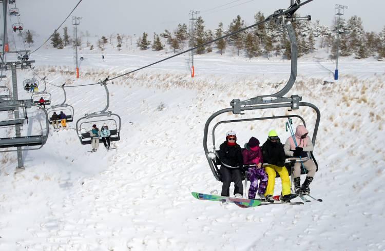 <p> Merkezin 3 bin 200 rakımlı zirvesinden yamaç paraşütü yaparak kentin güzelliklerini havadan görme imkanı bulan turistler, Yapay Buz Tırmanış Parkı'nda ise deneyimli dağcılarla tırmanış yapabiliyor. Hava sıcaklığının sıfırın altına düşmesiyle Palandöken Dağı'ndaki bazı kayak pistleri suni kar püskürtülerek sezona hazır hale getiriliyor.</p>
