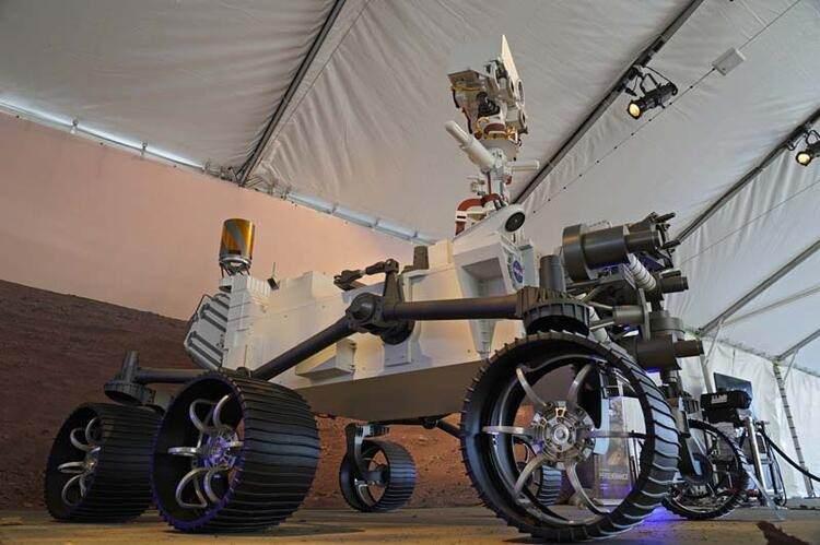 <p>Perseverance, kendinden önceki robotların bilgileri ışığında, eğer bir zamanlar var oldularsa, ilkel yaşam formalarının izini arayacak. Bunun için de bir zamanlar devasa bir göl olan Jezero'ya indiriliyor.</p>

<p> </p>
