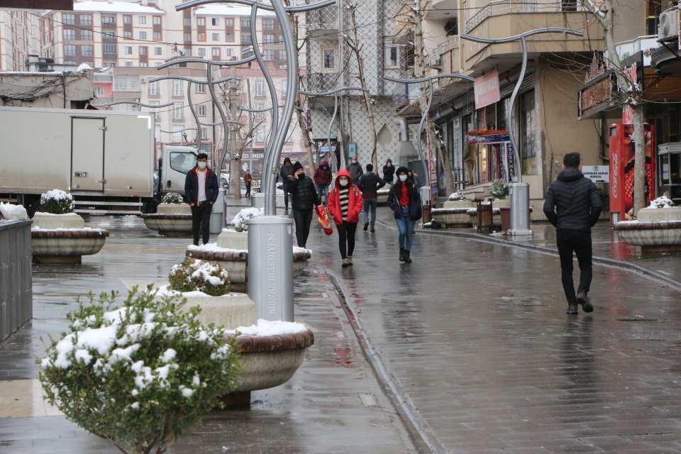 <p>Masa, sandalyelerimizi dezenfekte ettik. Gelen misafirlerimizin ateşini ölçeceğiz. Allah bir daha bu hastalığı bize yaşatmasın. En kısa sürede bitmesini temenni ediyoruz” dedi.</p>
<p> </p>