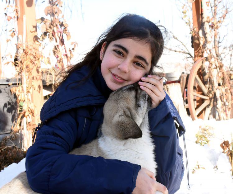<p>Çocuklarla çok iyi anlaşabilen bir hayvandır. Kızım benimle haftanın belli günleri Kangal çiftliğine gelerek burada yavru köpekler ile oynuyor hatta kendinden daha iri köpekleri alıp gezdirip, seviyor. </p>