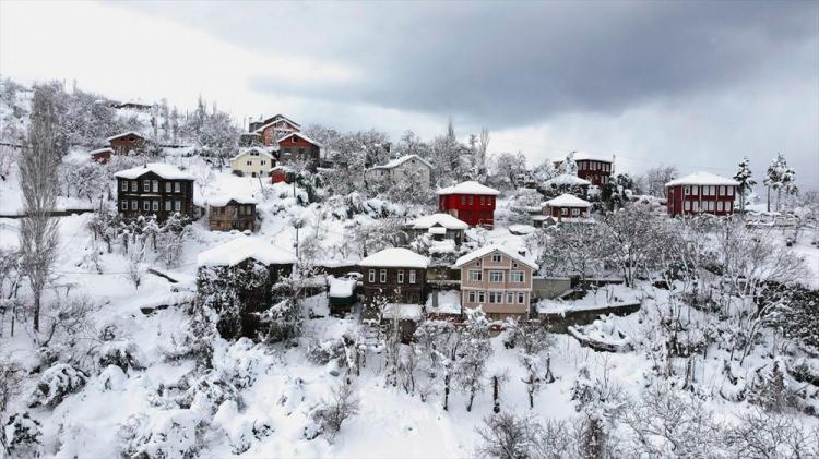 <p>Kastamonu'nun tarihi il&ccedil;esi İnebolu'da kar kalınlığı bazı mahallelerde 1 metreye ulaştı. İl&ccedil;eye bağlı 70 k&ouml;y yolu ulaşıma kapandı, &ccedil;ok sayıda k&ouml;ye ise elektrik verilemiyor.</p>

<p>&nbsp;</p>
