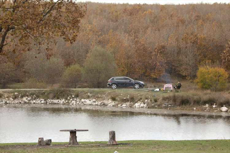 <p><strong>Arabacı, İkiz G&ouml;ller'de insanların doğal alanda tatil yapmalarını sağlayacaklarını anlatarak, şunları kaydetti:</strong></p>

<p>&nbsp;</p>

<p>"Termal suyun &ccedil;ıkarılmasıyla termal kaplıca turizmi de başlatacağız. 8 ay gibi kısa bir s&uuml;rede 'T&uuml;rkiye'nin g&ouml;zbebeği' olacak bir projeyi hayata ge&ccedil;ireceğiz. Aynı zamanda yurt dışından karavanı ile gelen vatandaşlar i&ccedil;in bir karavan parkı da d&uuml;zenleyeceğiz. Karavan turizmi &ccedil;ok yaygın. T&uuml;rkiye'ye bunun i&ccedil;in &ccedil;ok kişi geliyor ve b&ouml;yle bir ihtiya&ccedil; var. Elimizden geldiği kadar nizami, &ccedil;ok şık bir tesisi kazandıracağız. Doğaya zarar vermeden, aksine doğayı daha da zenginleştirerek projeyi hayata ge&ccedil;ireceğiz. İnsanların at bineceği, ok atabileceği bir sosyal tesis yapma planımız var."</p>
