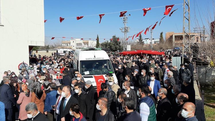 <p>Şehit yakınları tabuta sarılarak gözyaşları göktü. Şehit yakınları ‘Şehitler ölmez vatan bölünmez’ sloganı attı. Şehit yakınlarından biri ‘dik durun, başınızı öne eğmeyin, bugün bizim bayramımız’ diyerek yakınlarını teselli etmeye çalıştı.<br />
Cenaze namazına katılan Tarım ve Orman Bakanı Bekir Pakdemirli teröristlerin inlerine gireceklerini belirterek, “Ülkemizin terör konusundaki kararlılığı sürecektir. </p>
