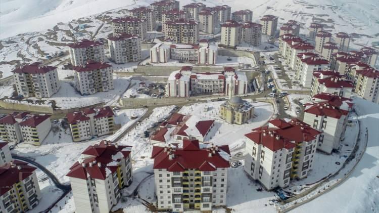 <p>İlçe merkezinde kötü görüntü ve kokuya neden olan Yüksekova Deresi`ni ıslah ederek, çevresini vatandaşların dinlenebileceği yeşil alana dönüştüren belediye, temiz ve kesintisiz içme suyu için bölgenin en modern su arıtma tesislerinden birini tamamlayarak hizmete aldı.</p>
<p> </p>
