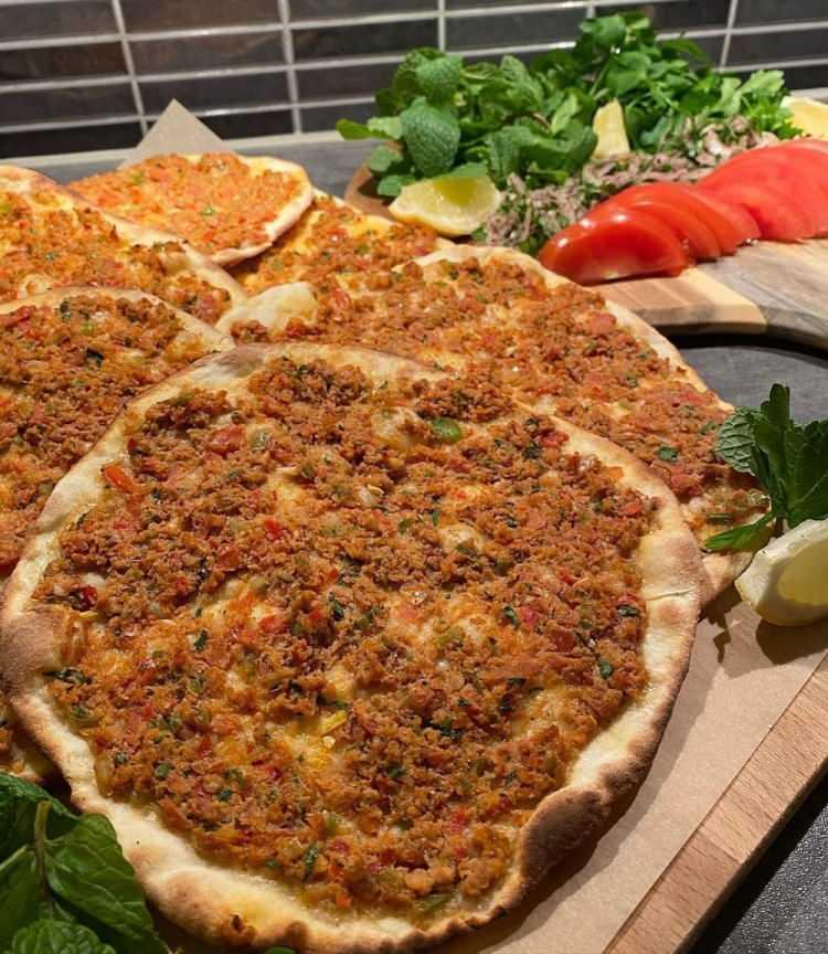 <p>Üniversite öğrencisi olduğunu belirten Canpunar, ''İsveç'in en çok izlenen Masterchef yemek yarışma programında 40 kişi arasından finale kalan 9 kişiden biri oldum. Küçüklüğümden beri annemin mutfakta yaptığı Türk yemeklerini ilgiyle izlerdim. Babamın çalıştırdığı restoranda da farklı ülkelerin mutfağından yemekler öğrendim. Daha sonra binlerce kişinin müracaat ettiği Masterchef İsveç yarışmasına başvurdum. 40 kişi arasına girdim. Türk yemeklerinin de tanıtımını yaparak 9 kişinin mücadele edeceği finale kaldım'' dedi.</p>
<p> </p>
<p> </p>