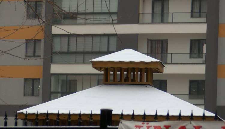 <p>Ankara B&uuml;y&uuml;kşehir Belediyesi ve il&ccedil;e belediyelerine bağlı ekipler, ana arterlerde ve caddelerde tuzlama ve kar k&uuml;reme &ccedil;alışması yaptı. S&uuml;r&uuml;c&uuml;ler, buzlanma ve don olaylarına karşı uyarıldı.&nbsp;</p>
