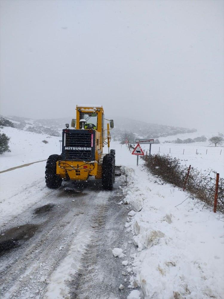 <p>Balıkesir'de 57 kırsal mahalle yolunda kar yağışı nedeniyle ulaşım sağlanamıyor. İl ve il&ccedil;e yollarında Karayolları ekipleri, mahalle yollarında B&uuml;y&uuml;kşehir Belediyesi ekipleri, yol a&ccedil;ma &ccedil;alışmalarını s&uuml;rd&uuml;r&uuml;yor.</p>

<p>&nbsp;</p>
