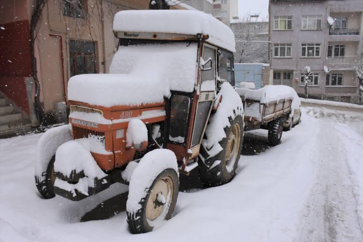 <p>Bilecik'te etkili olan kar yağışı kenti beyaza b&uuml;r&uuml;d&uuml;.</p>

<p>&nbsp;</p>
