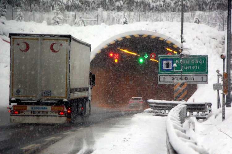 <p>Bolu Dağı'nın D-100 ve TEM Otoyolu ge&ccedil;işlerinde yoğun kar yağışı etkili oluyor. Karayolları ekipleri kar k&uuml;reme ve tuzlama &ccedil;alışması yaparak yolu a&ccedil;ık tutmaya &ccedil;alışıyor.</p>
