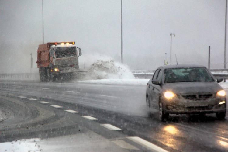 <p>TEM Otoyolu ile D-100 karayolunun Bolu Dağı kesiminde gece boyunca kar yağışı etkili oldu. Yoğun kar yağışı sabah saatlerinde de etkisini s&uuml;rd&uuml;rd&uuml;.&nbsp;</p>
