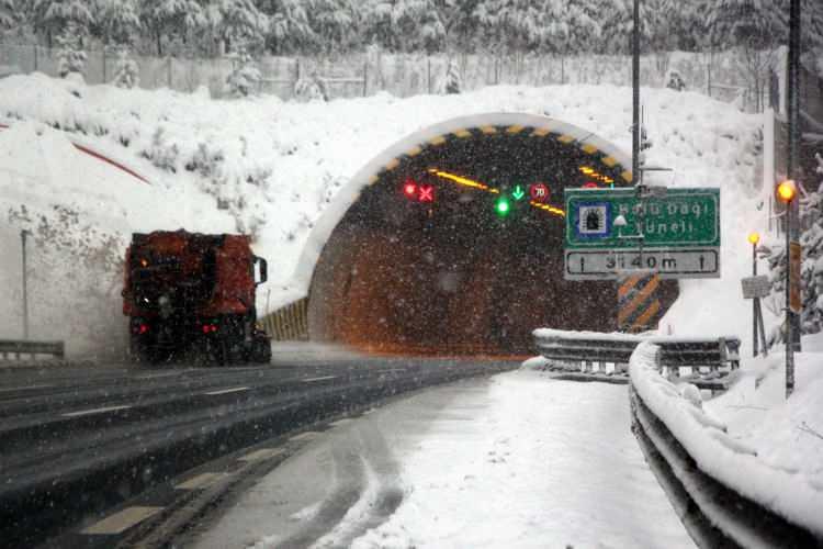 <p>Tipi şeklinde etkili olan kar yağışı nedeniyle s&uuml;r&uuml;c&uuml;ler zaman zaman zor anlar yaşadı.</p>

