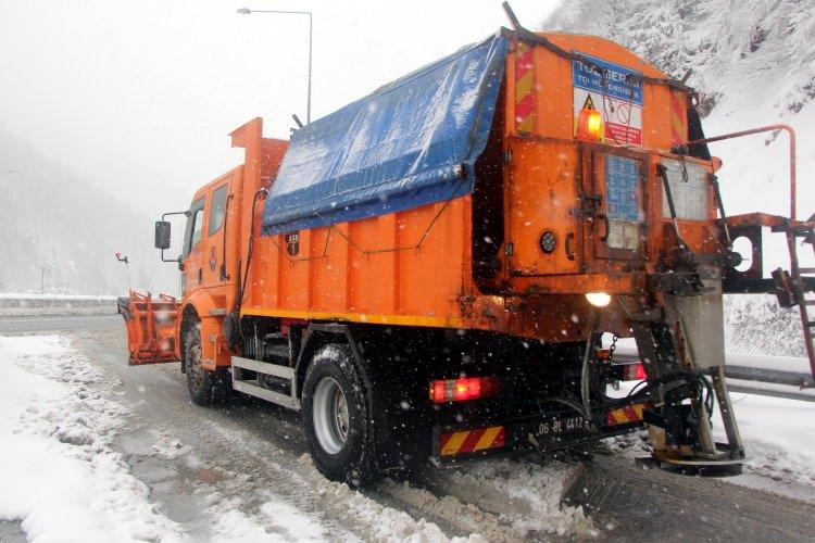 <p>&nbsp;Karayolları ekipleri, yolda kar k&uuml;reme ve tuzlama &ccedil;alışması yaptı. Kar yağışının g&uuml;n boyu devam etmesi bekleniyor.</p>
