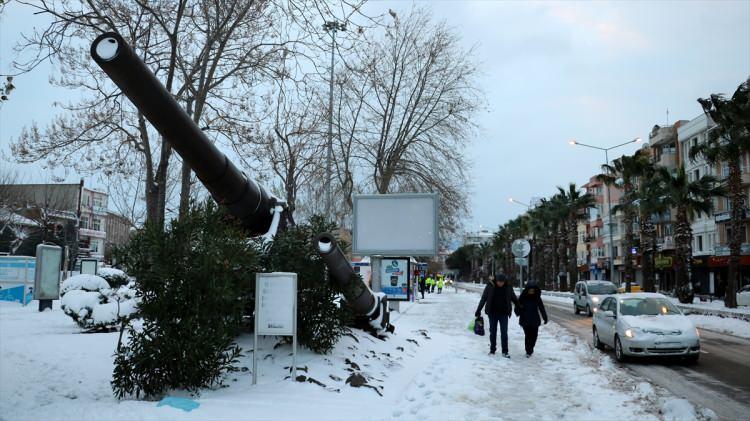 <p>&Ccedil;anakkale il merkezi ile Ayvacık, Biga, Lapseki, &Ccedil;an, Yenice, G&ouml;k&ccedil;eada il&ccedil;elerinde kar yağışı etkili oluyor.</p>

<p>&nbsp;</p>
