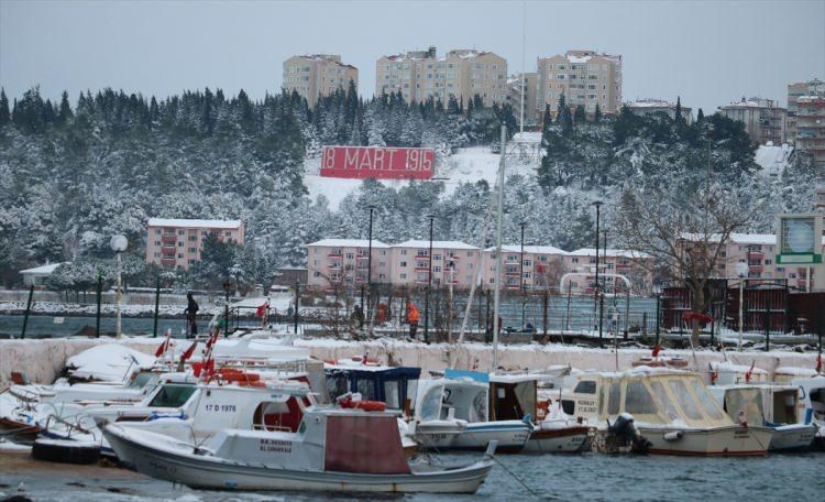 <p>Deniz ulaşımını da olumsuz etkileyen hava koşulları nedeniyle bug&uuml;n G&ouml;k&ccedil;eada ve Bozcaada feribot seferleri iptal edildi.</p>

<p>&nbsp;</p>
