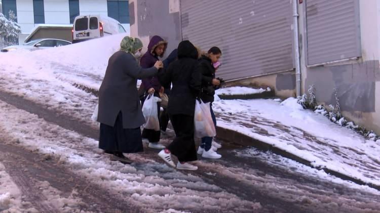 <p>İstanbul'da&nbsp; hafta sonu etkili olan kar yağışı ara sokaklarda s&uuml;r&uuml;c&uuml; ve vatandaşların zor anlar yaşamasına neden oldu. Bazı ara&ccedil;lar kayarken, yayalar da yolda y&uuml;r&uuml;mekte zorluk yaşadı.&nbsp;</p>

<p>&nbsp;</p>
