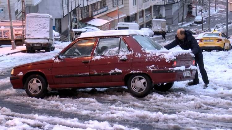 <p>İstanbul'da hafta sonu etkili olan kar yağışının ardından sabah saatlerinde işlerine gitmek &uuml;zere evlerinden &ccedil;ıkan vatandaşlar zor anlar yaşadı.&nbsp;</p>
