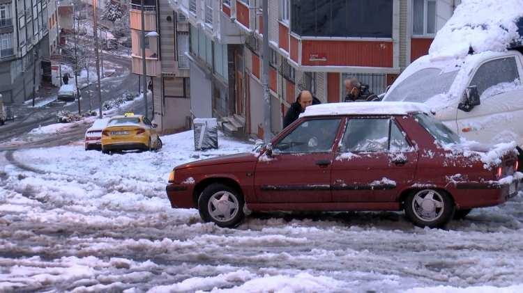 <p>Esenyurt'ta ara sokaklarda biriken karda ara&ccedil;lar ilerlemekte g&uuml;&ccedil;l&uuml;k &ccedil;ekti.&nbsp;</p>
