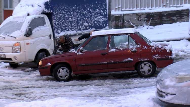 <p>Bazı ara&ccedil;lar kayarken, yayalar da y&uuml;r&uuml;mekte zorlandı.&nbsp; İşe gitmek i&ccedil;in evinden &ccedil;ıkan bir vatandaş, "Zorlanıyoruz tabii ki. Ara sokaklar &ccedil;ok daha k&ouml;t&uuml;.&nbsp;</p>
