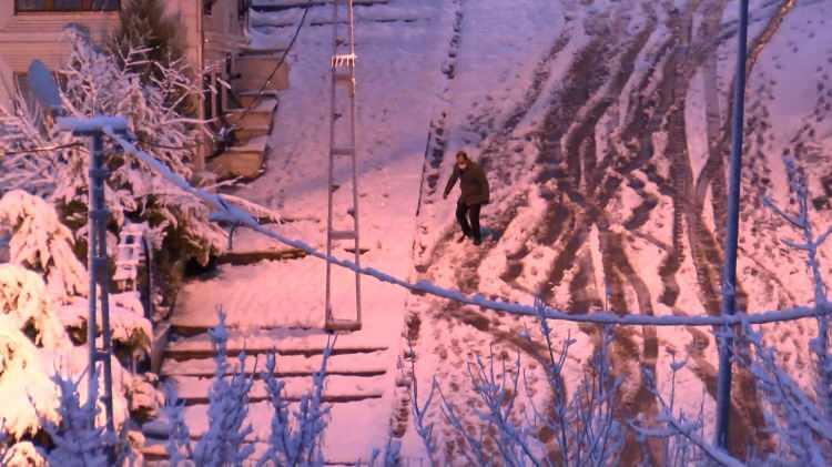 <p>Aracımızı da yokuştan &ccedil;ıkaramayınca bu sokağa aldık. Rampalarda hi&ccedil; &ccedil;ıkılmıyor" diye konuştu.&nbsp;</p>
