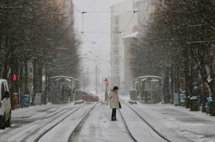 <p>&nbsp;Eskişehir Valiliği&rsquo;nde yapılan a&ccedil;ıklamada, okulların bug&uuml;n a&ccedil;ılmasının planladığı, ancak kar yağışı nedeniyle ara verildiği bildirildi.&nbsp;</p>
