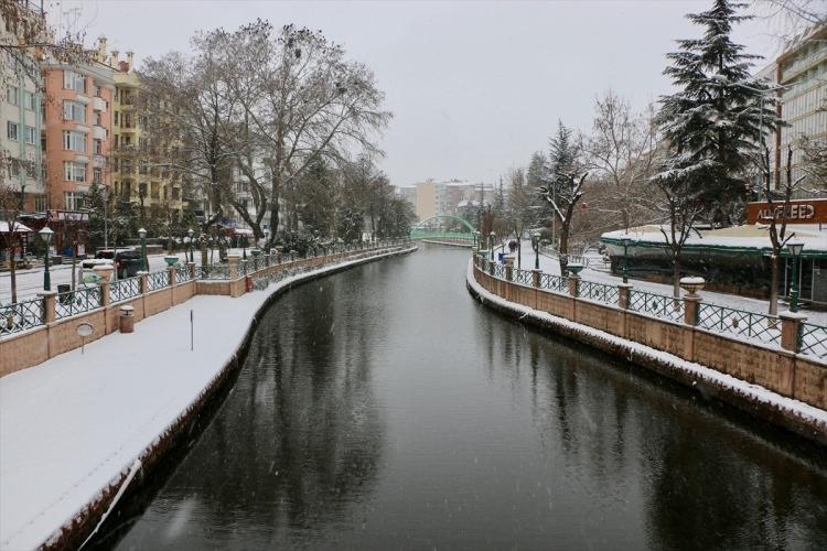 <p>Meydana gelebilecek olumsuzluklara karşı tedbir alınması istenen a&ccedil;ıklamada, &ldquo;Zaman zaman tipi şeklinde yoğun kar yağışı yağması bekleniyor.&nbsp;</p>

