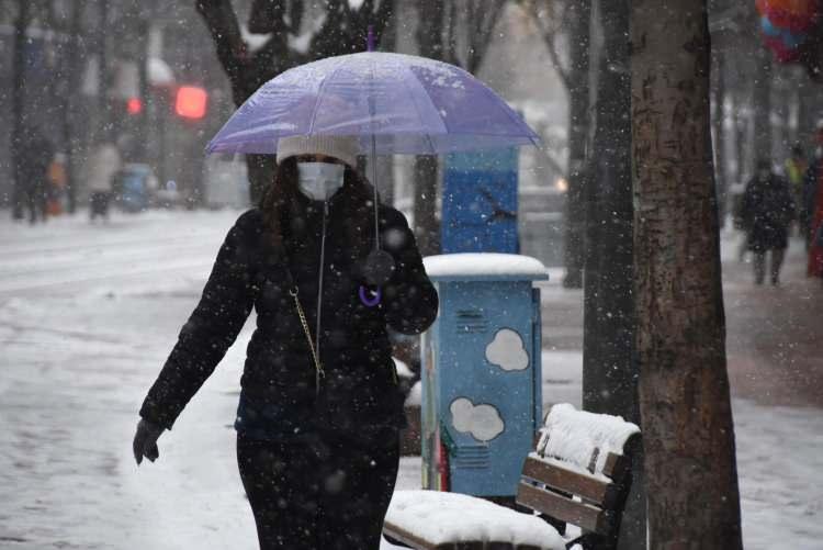 <p>Kar kalınlığının 25 santimetreye ulaşmasının beklendiği kentte g&uuml;n boyu karayolları ve belediye ekipleri yollarda kar k&uuml;reme ile tuzlama &ccedil;alışması yaptı.</p>
