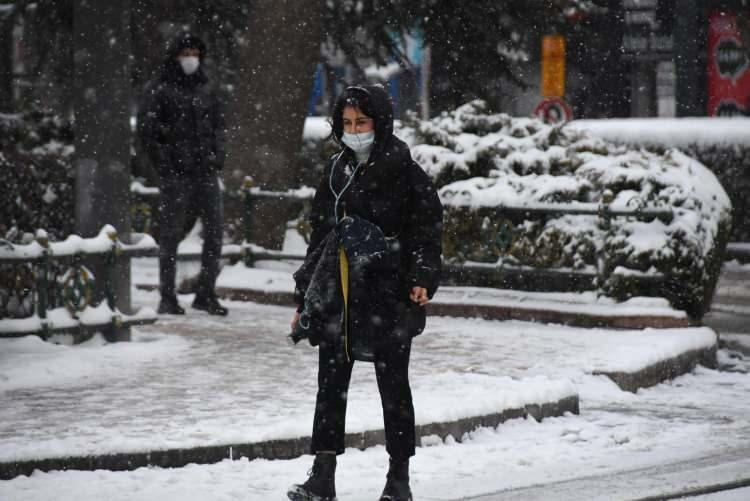 <p>&nbsp;Trafik ekipleri ara&ccedil; s&uuml;r&uuml;c&uuml;lerini, takip mesafesine dikkat ederek, kar lastiği ile yola &ccedil;ıkmaları konusunda uyardı.&nbsp;&nbsp;</p>
