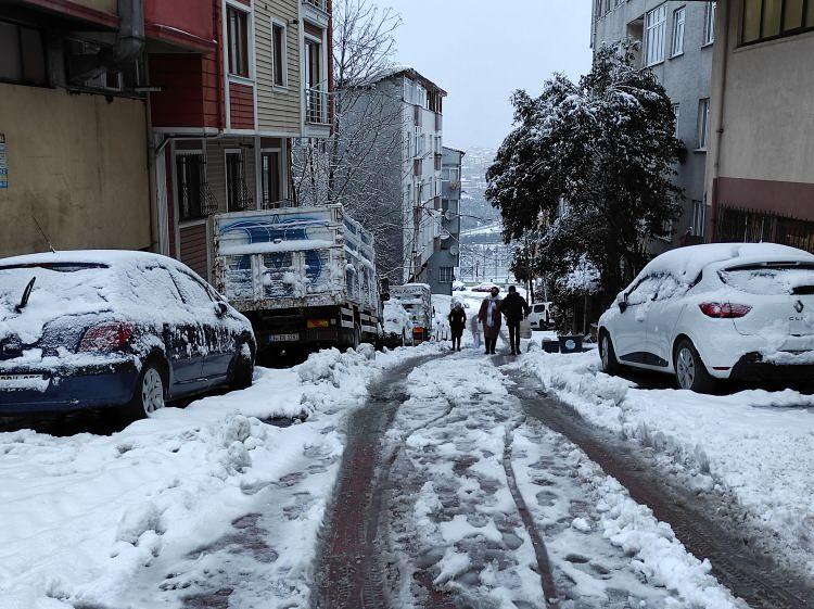 <p>İstanbul'da etkili olan kar yağışı nedeniyle ana arterlerde sorun yaşanmazken ara sokaklarda vatandaşlar zor anlar yaşadı. Kağıthane'de işlerine gitmek isteyen vatandaşlar otomobillerini yola &ccedil;ıkarmak i&ccedil;in uzun s&uuml;re &ccedil;aba harcadı.</p>

<p>&nbsp;</p>
