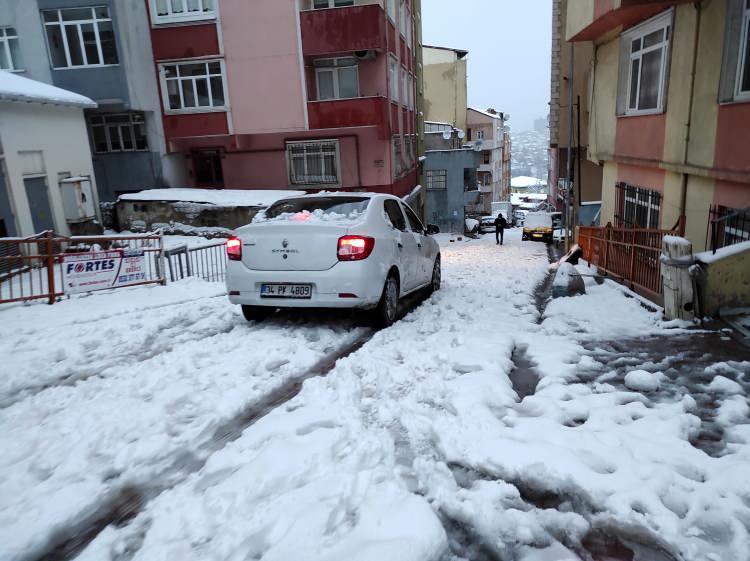 <p>İstanbul'da hafta sonu etkili olan kar yağışı nedeniyle ana arterlerde sorun yaşanmazken ara sokaklarda kalan vatandaşlar zor anlar yaşadı.</p>
