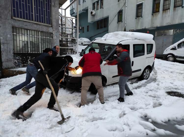 <p>&nbsp;Sabah işe gitmek i&ccedil;in dışarı &ccedil;ıkan vatandaşlar ara&ccedil;larını temizledikten sonra yola &ccedil;ıktı. Kağıthane ara sokaklarda bir &ccedil;ok kişi yolda kaldı.&nbsp;</p>
