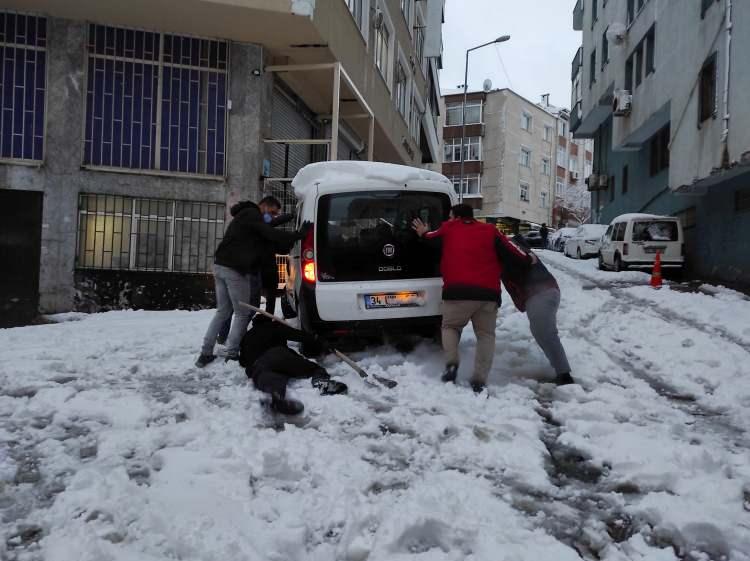 <p>Bazı vatandaşlar yolu da temizleyerek &ccedil;ıktı. Bazılarına da mahalle sakinleri yardım etti. Karda kayan ara&ccedil;lar elbirliği ile itilerek yola &ccedil;ıkarıldı.</p>
