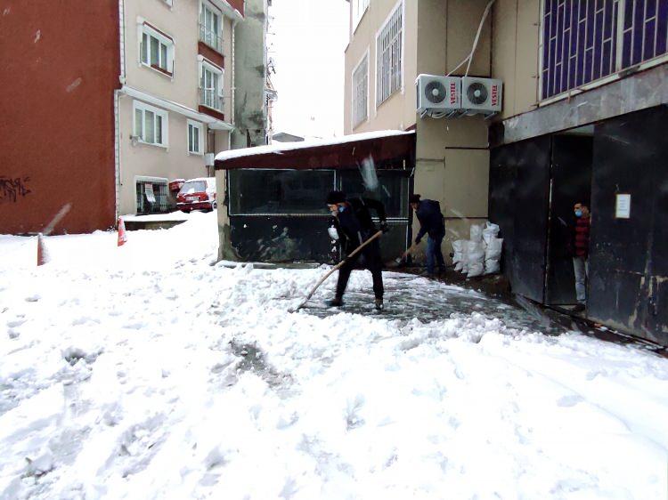 <p>&nbsp;&Uuml;st ge&ccedil;itlerde biriken kar nedeniyle vatandaşlar kontroll&uuml; olarak y&uuml;r&uuml;d&uuml;. İşe gitmek i&ccedil;in aracını &ccedil;ıkaran Zafer Abdik, "Ben işe gideceğim.&nbsp;</p>
