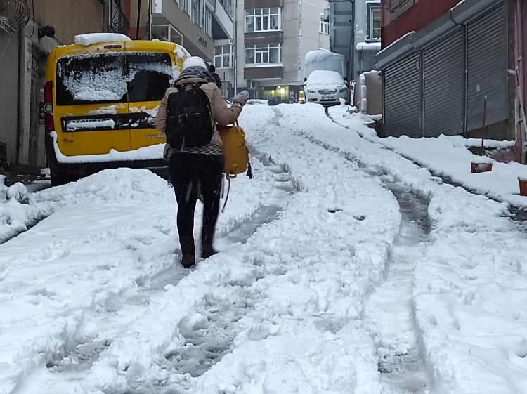 <p>&Ccedil;ocuğumu da teyzesine bırakacağım. Canlı ders var. Aracı &ccedil;ıkarmaya &ccedil;alıştım. Komşum yardım etti. Siz yardım ettiniz. Sağ olun" dedi.</p>
