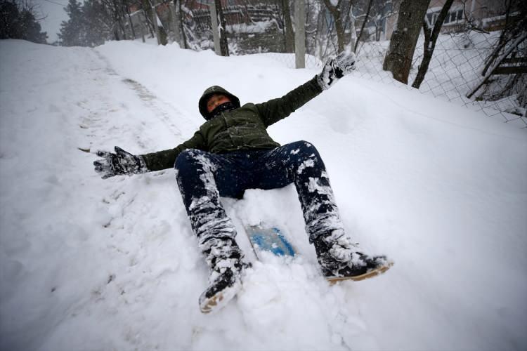 <p>Kar kalınlığı Demirk&ouml;y il&ccedil;esinde 30, Kof&ccedil;az il&ccedil;esinde 15 santimetreye ulaştı.</p>

<p>&nbsp;</p>
