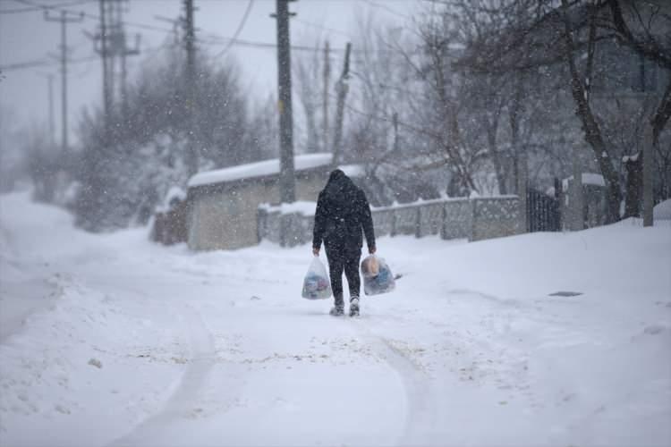 <p>Demirk&ouml;y il&ccedil;esinde yoğun kar yağışı nedeniyle bazı ara&ccedil;lar yolda mahsur kaldı. Tipi nedeniyle 37 k&ouml;y yolu ulaşıma kapandı.</p>

<p>&nbsp;</p>
