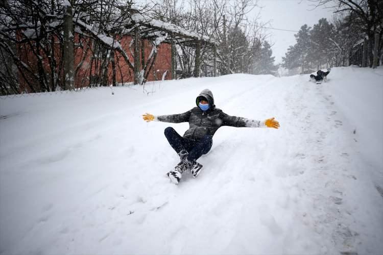 <p>İl &Ouml;zel İdaresi ve belediye ekipleri, bazı b&ouml;lgelerde tedbir ama&ccedil;lı tuzlama &ccedil;alışmalarını s&uuml;rd&uuml;r&uuml;yor.</p>

<p>&nbsp;</p>
