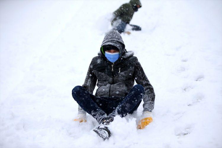 <p>Meteoroloji tahminlerine g&ouml;re kar yağışının yarına kadar etkili olması bekleniyor.</p>
