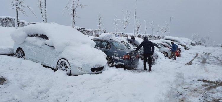 <p>Kocaeli'de etkili olan kar yağışı yaşamı olumsuz etkiliyor. Kar yağışı nedeniyle sabah erken saatlerde işe gitmek isteyenler zor anlar yaşadı.</p>

<p>&nbsp;</p>
