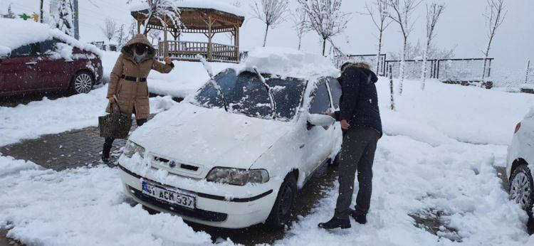 <p>Kent, gece saatlerinde yoğunlaşan ve belirli aralıklarla devam eden kar yağışı ile beyaz &ouml;rt&uuml;ye b&uuml;r&uuml;nd&uuml;. Y&uuml;ksek kesimlerde oturan ve sabah erken saatlerde işlerine ara&ccedil;larıyla gitmek isteyen vatandaşlar zor anlar yaşadı.&nbsp;</p>
