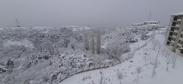 <p>Kimi fır&ccedil;alarla kimi de elleriyle arabalarının &uuml;zerinde biriken karları temizledi. Kar lastiği olmayan vatandaşlar ise ara&ccedil;larını hareket bile ettiremedi.</p>

<p>&nbsp;</p>
