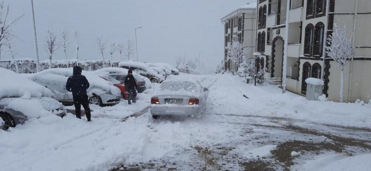 <p>Yoğun kar yağışının işlerini etkilediğini s&ouml;yleyen Musa Durak, "Bu kadar yoğun bir kar beklemiyordum. Sabah uyandığımda otomobilimin &uuml;zeri karla kaplıydı. Kar lastiğim de olmadığı i&ccedil;in bug&uuml;n yapacağım t&uuml;m işlerim kaldı.</p>

