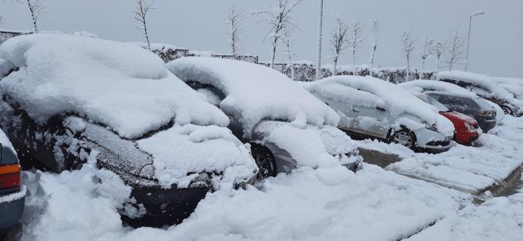 <p>Bulunduğumuz yer y&uuml;ksek ve yaklaşık yarım metre kar yağmış. Kar lastiğim yok.</p>
