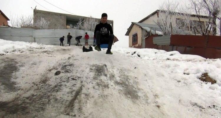 <p>Muş'un Kızılağa&ccedil; beldesinde yaşayan &ccedil;ocuklar, karın keyfini poşet, plastik bidon ve tahta kızak gibi &ccedil;eşitli malzemelerle kayarak doyasıya &ccedil;ıkardı.</p>

<p>&nbsp;</p>
