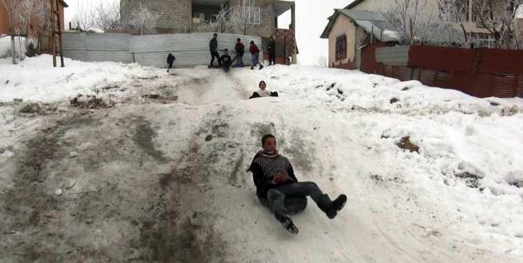 <p>Muş'ta kar hayatı olumsuz etkilerken, &ccedil;ocuklar i&ccedil;in eğlenceye d&ouml;n&uuml;şt&uuml;. Kılıağa&ccedil; beldesinde yaşayan &ccedil;ocuklar, mahalledeki sokak araları ve caddelerde karın keyfini &ccedil;ıkarıyor.&nbsp;</p>
