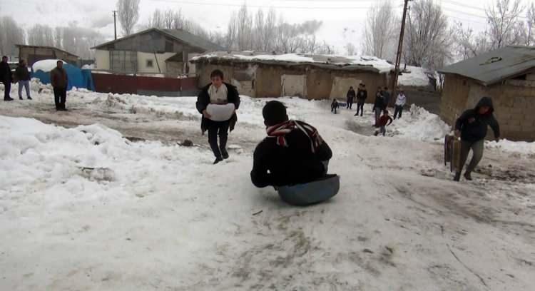 <p>Kızak, su bidonu, plastik bidon ve poşetlerle kayan &ccedil;ocuklar eğlenceli anlar yaşıyor. Kimi zaman d&uuml;şe kalka, kimi zaman ise en usta kayak&ccedil;ılara taş &ccedil;ıkartırcasına kayan &ccedil;ocuklar, karın tadını doyasıya &ccedil;ıkarıyor.&nbsp;</p>
